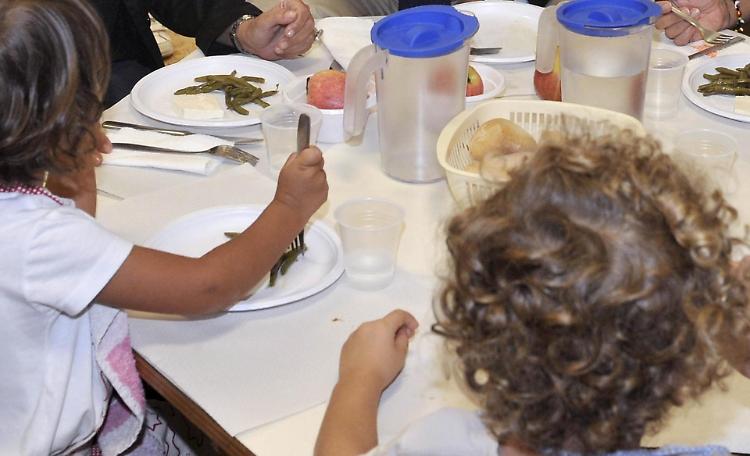 Il pasto da casa solo per venti alunni, malumore tra i genitori