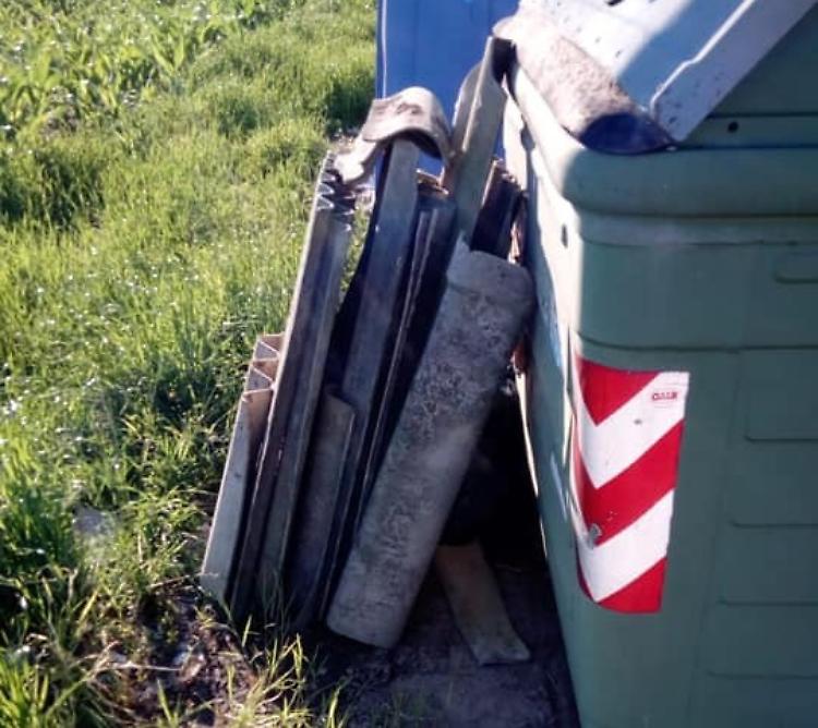 Monticelli, lastre di eternit abbandonate alle campane