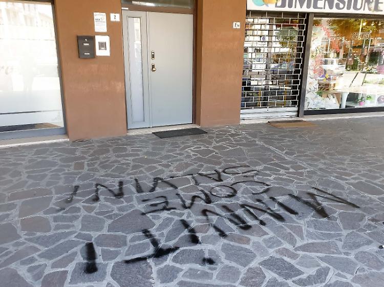 Sede del Pd nel mirino dei vandali