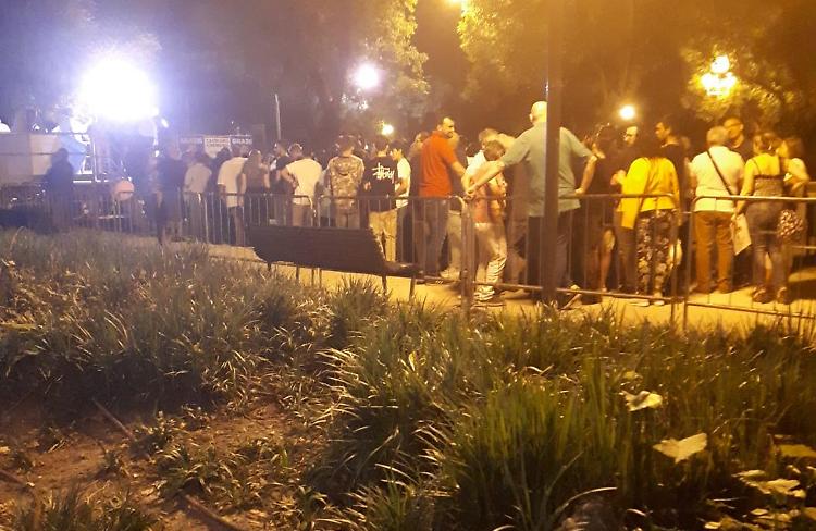 In coda per il selfie con Salvini, 50enne si struscia su una 16enne: arrestato per violenza sessuale
