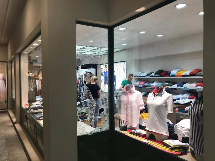 Spaccata ai Fans, via vestiti per quattromila euro