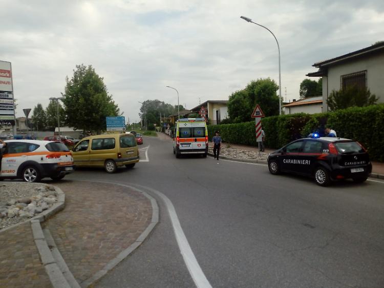 Ciclista investita da un'auto, 50enne all'ospedale