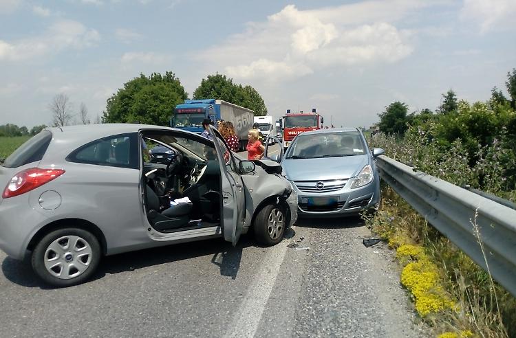 Incidente spettacolare sulla Paullese, ferite due donne