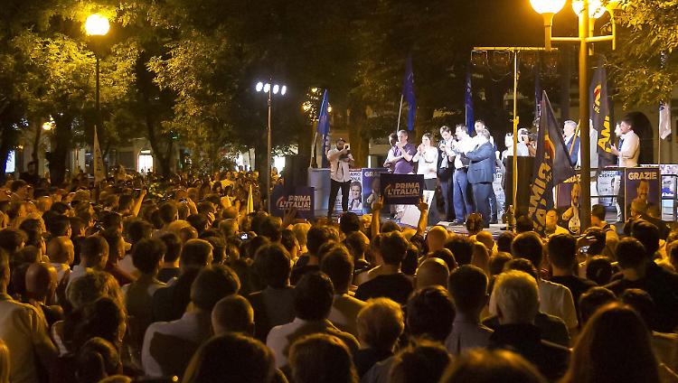 Molestie prima del selfie con Salvini, il 50enne ai domiciliari