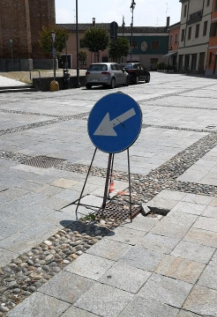 Piastrelle in briciole: "Buttati i soldi dei cittadini"