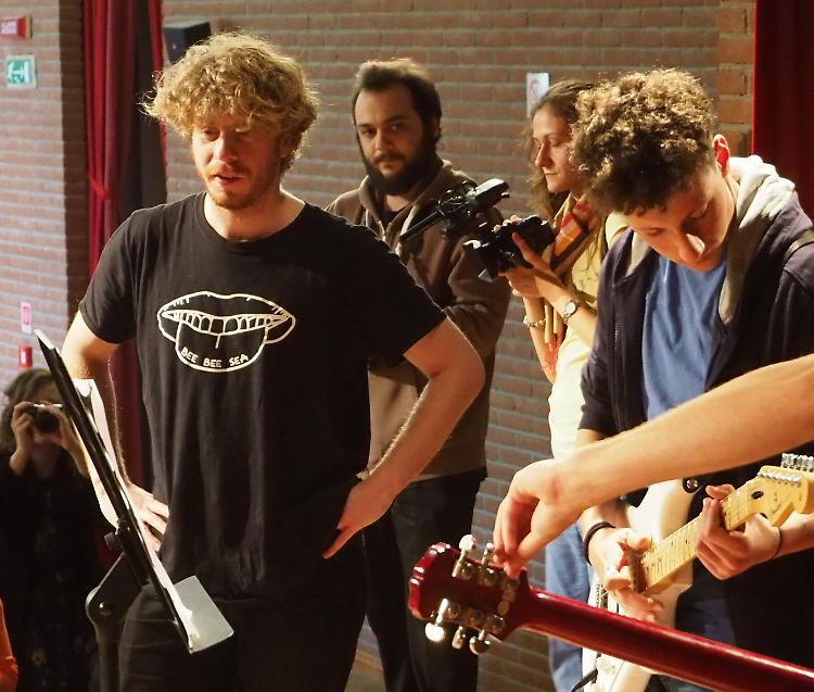 Al Ponchielli Lodo Guenzi e gli studenti tra pop e orchestra d’archi 