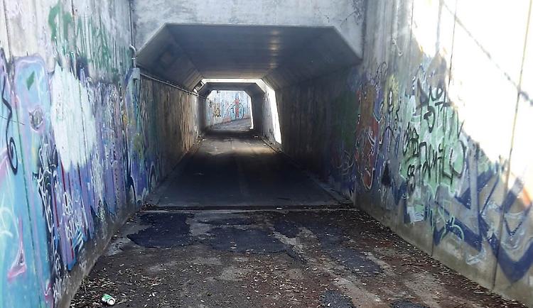 Scontro tra bici, travolge una ragazza e si dilegua