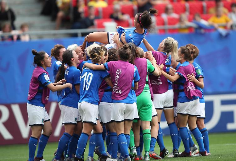 Calcio, Mondiali donne: l'Italia vince 2-1 con l'Australia