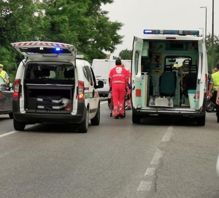 Pedone investito da scooter