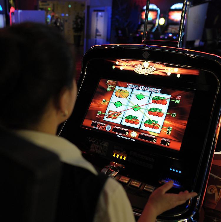Sala slot aperta, arriva la sanzione