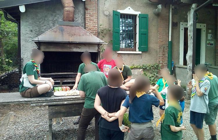 Investito dalle fiamme mentre accende un fuoco, grave scout di 8 anni