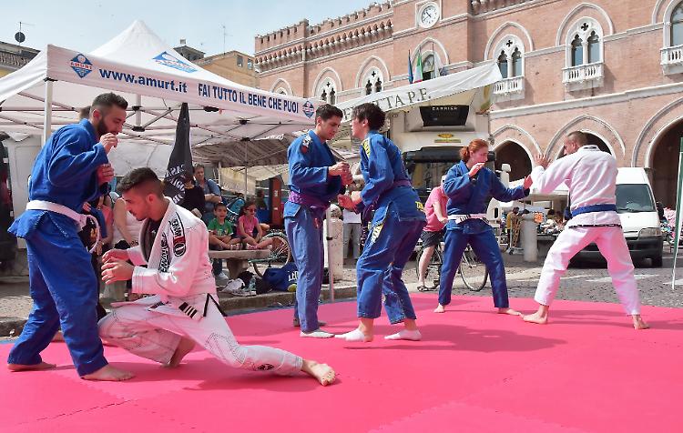 Arti marziali sul listone al mercato del sabato 