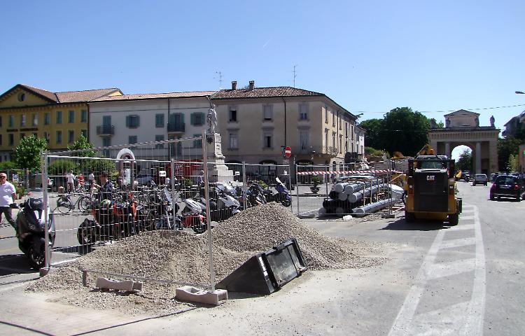 I lavori sfrattano le auto