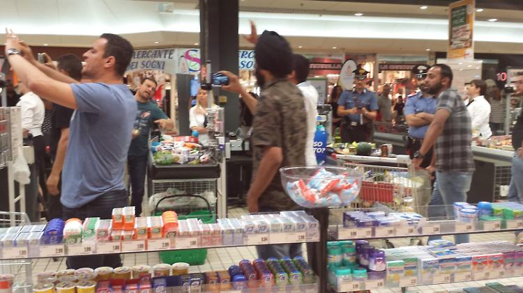 Facchini in consiglio comunale, poi protesta all'Iper