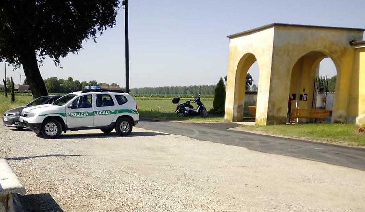 Vespe tra le tombe: cimitero chiuso