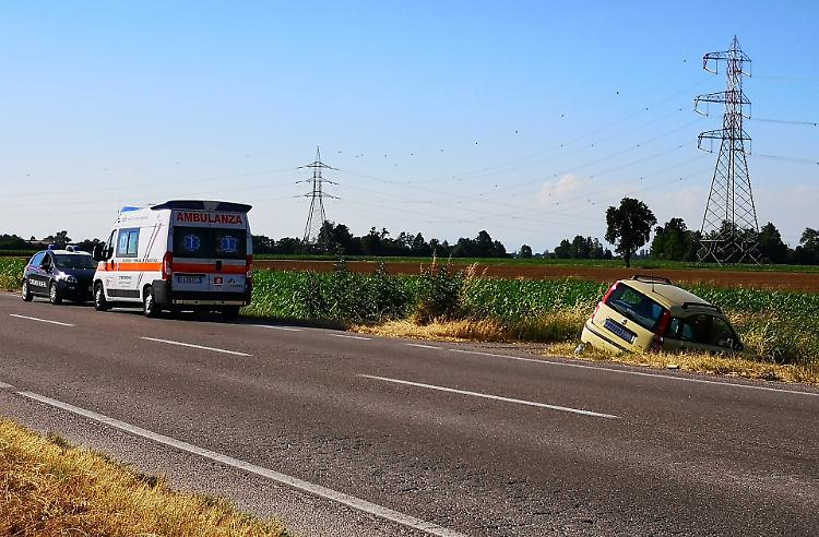 Perde il controllo dell'auto e finisce in una roggia
