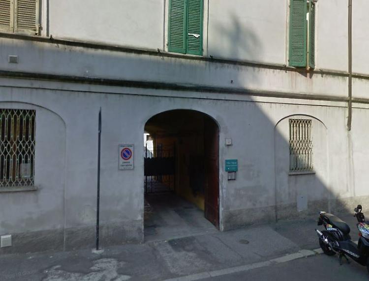 Massacra a coltellate la figlia di due anni