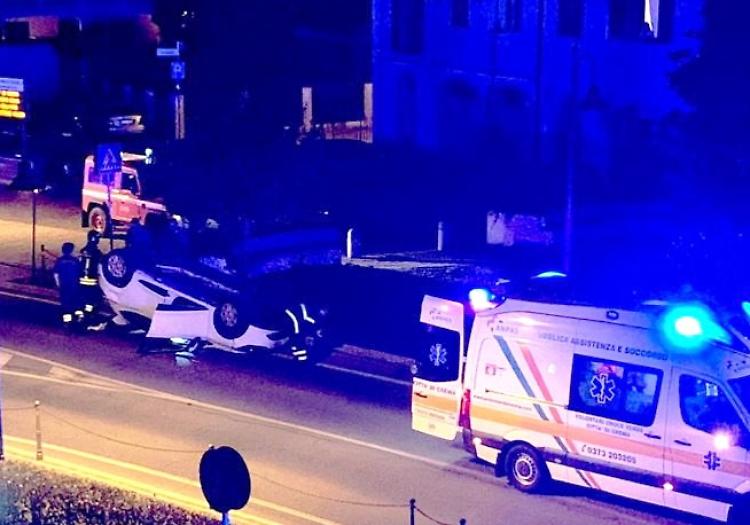Auto si ribalta in centro, illesi i passeggeri