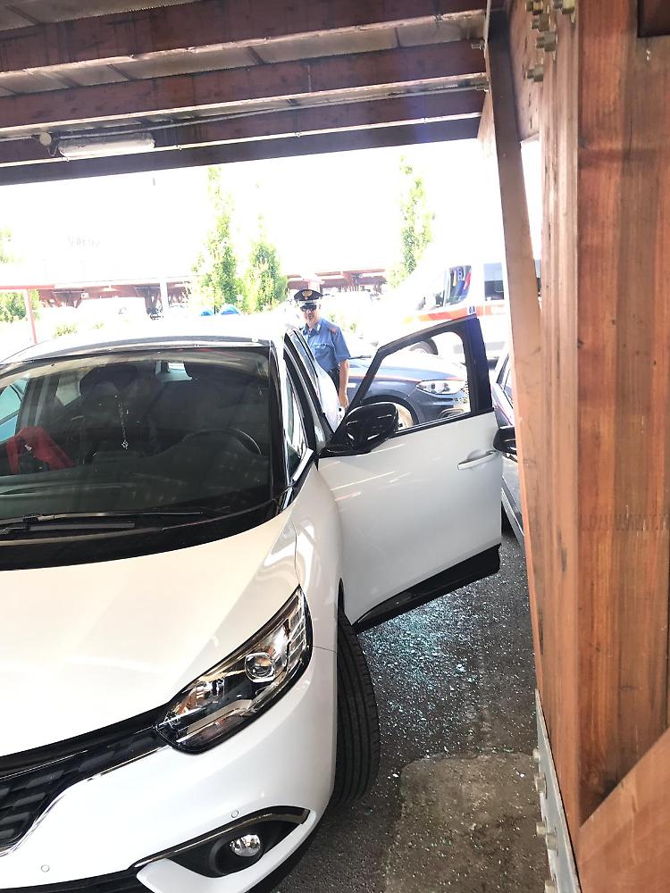 Bimbo chiuso in auto nel parcheggio, salvato al CremonaDue