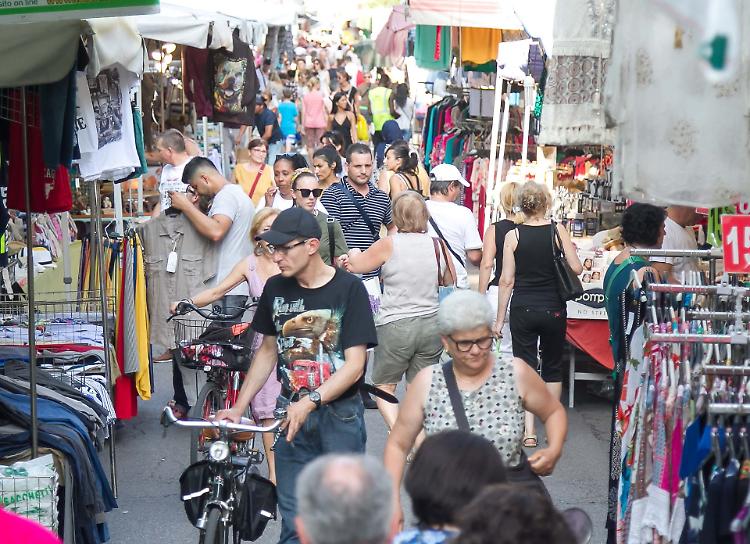 Bancarelle, partita la caccia all'affare in viale Po