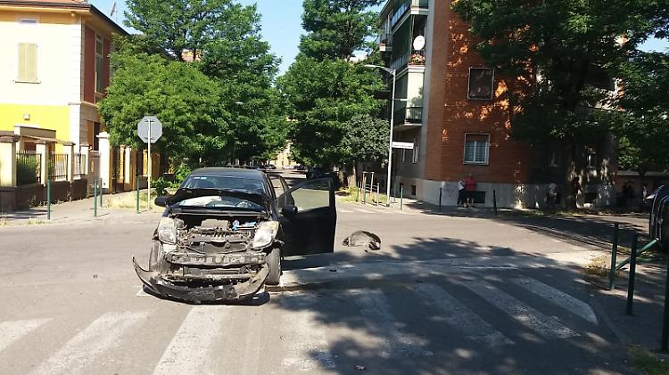 Incidente in via Piave, auto si ribalta