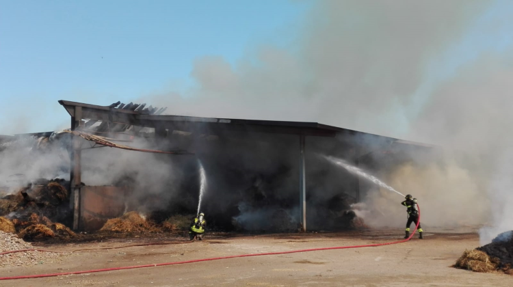 Incendio Acquanegra, in fiamme migliaia di rotoballe