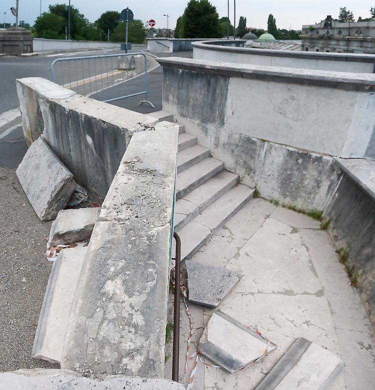 Cimitero, la scalinata del cavalcavia cade a pezzi