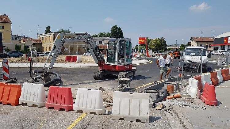 Casalmaggiore, rinviata a giovedì l'apertura della rotonda Penny