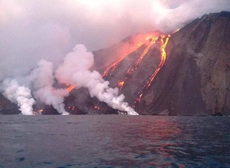 Stromboli: esplosioni, fumo e lapilli