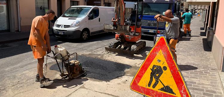 Tubi rotti e crateri. L'asfalto cede, cantieri al via
