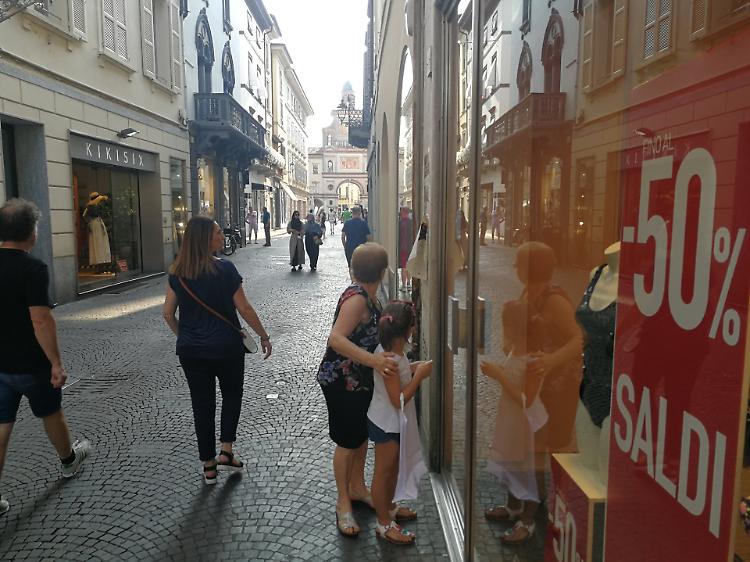 Saldi estivi, a Crema corsa all'affare incuranti del grande caldo