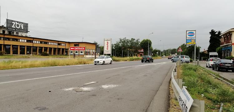 Scontro frontale camion-auto, muore 25enne
