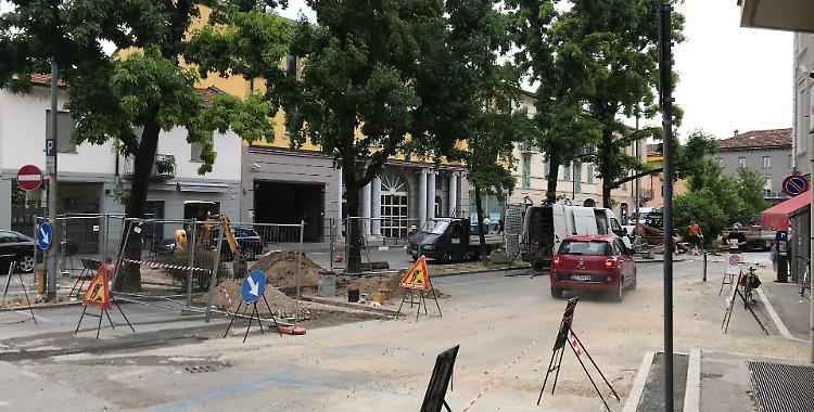 Tranciato un cavo dell'elettricità. Negozi senza energia