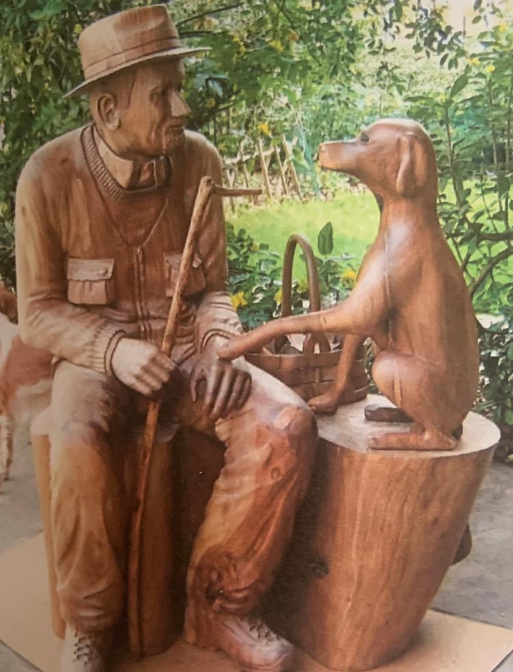Dai tronchi prendono vita le statue dei coniugi scultori