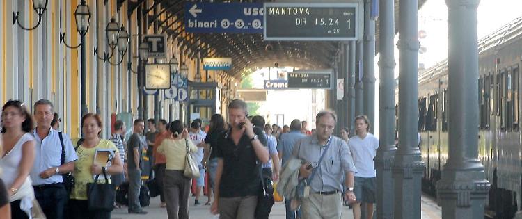 Treni, altra giornata di caos. La pazienza è finita