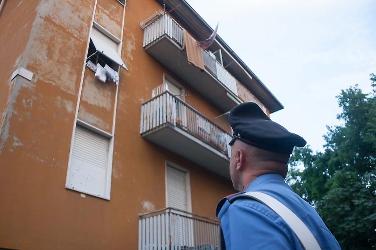 Sfugge al controllo dei genitori, bimbo di 2 anni cade nel vuoto dal 2° piano: miracolato