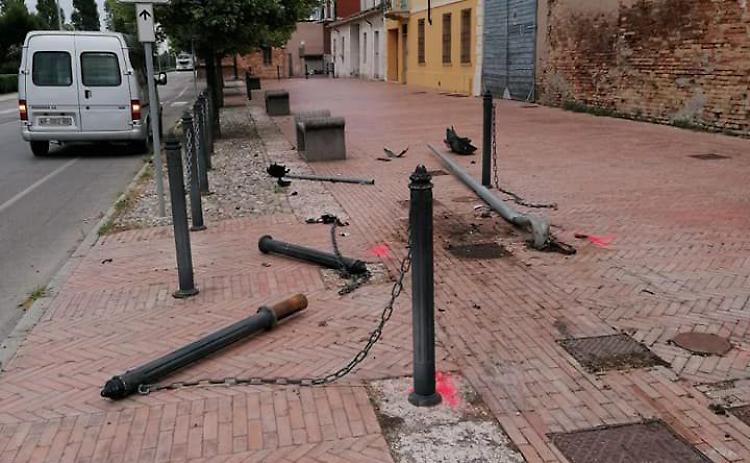 Si schianta, va al bar e si ribella ai carabinieri