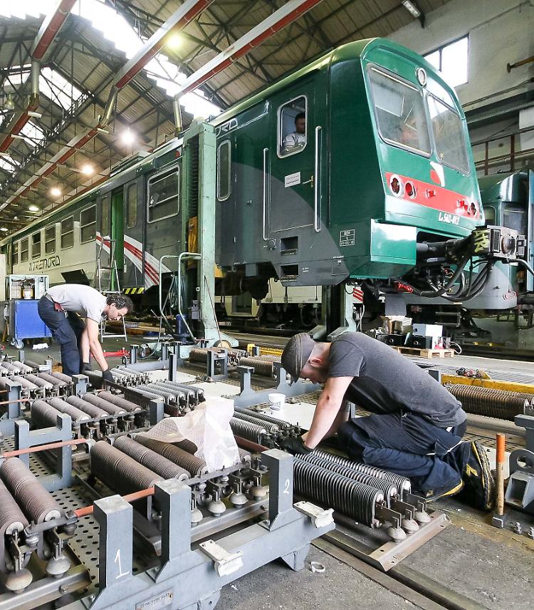 Treni in ritardo, guerra fra sindacati e Trenord