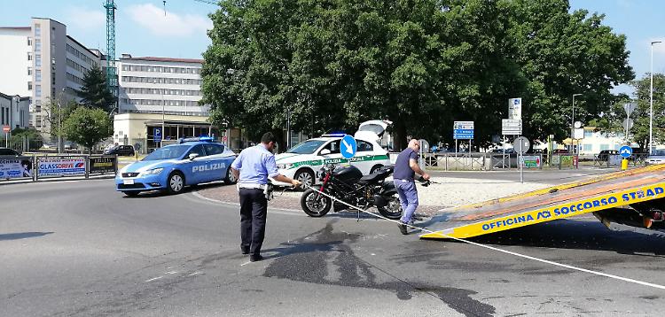 Cade con la moto sulla rotonda dell'ospedale