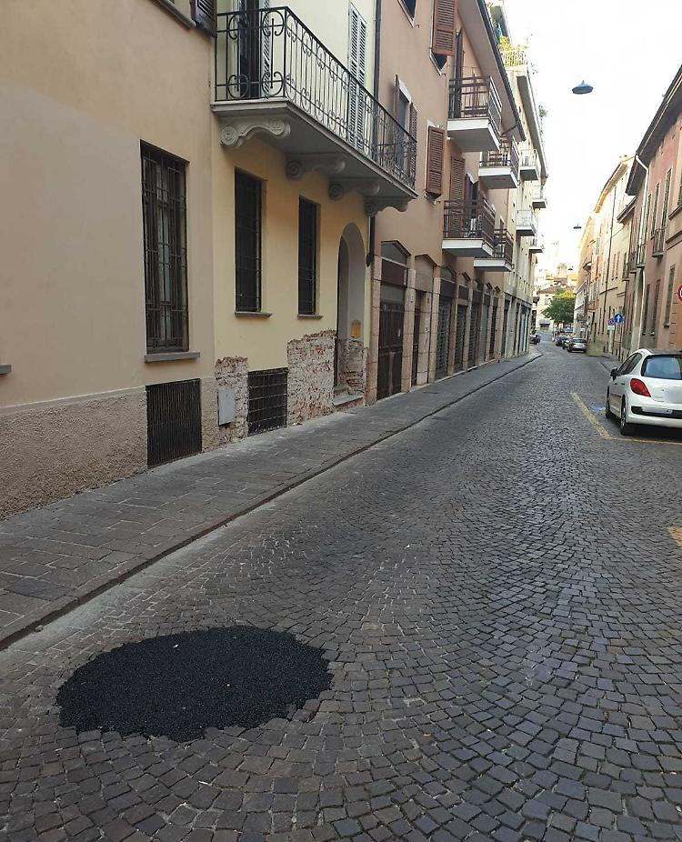 Catrame sul porfido in via Ala Ponzone