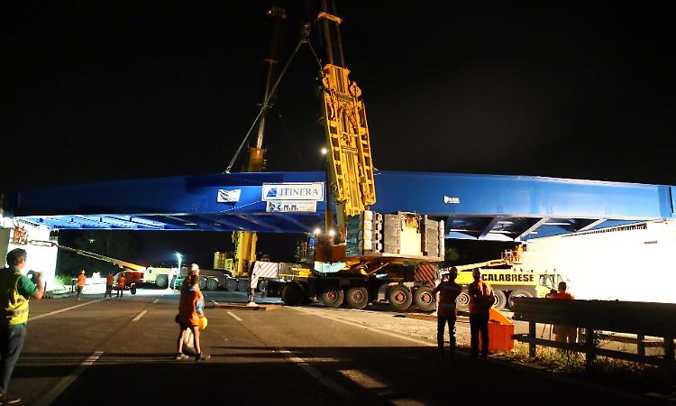Tutto in una notte, posato il nuovo ponte sull'A21