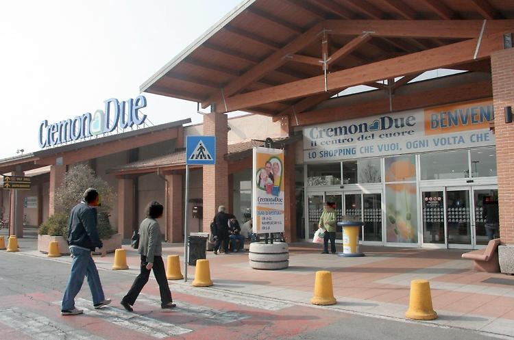 Aggredisce una commessa del CremonaDue, denunciata una 31enne
