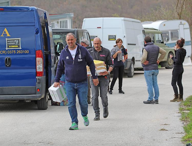 Amatrice, task force con il cibo per gli animali