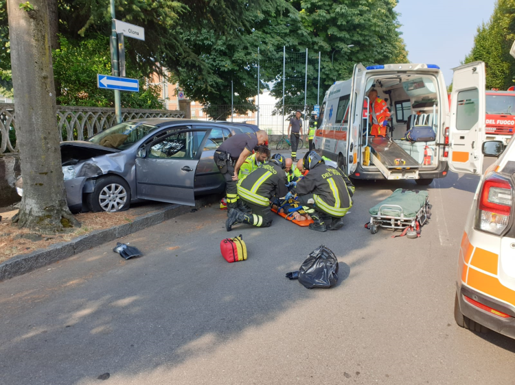 Con l'auto con una pianta, grave 82enne