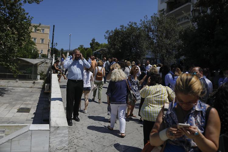 Forte scossa di terremoto ad Atene, gente in strada