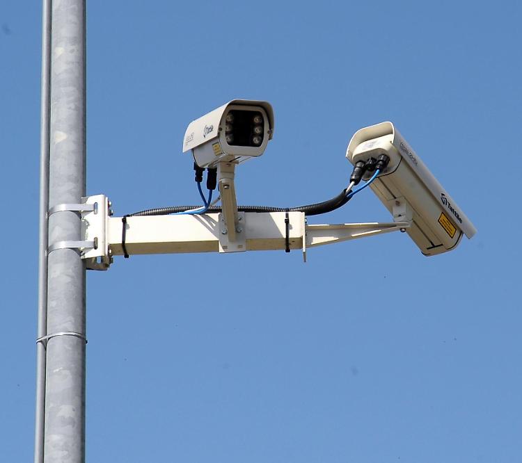 Picchiata fuori dal locale, le telecamere completano il quadro: ha colpito prima lei