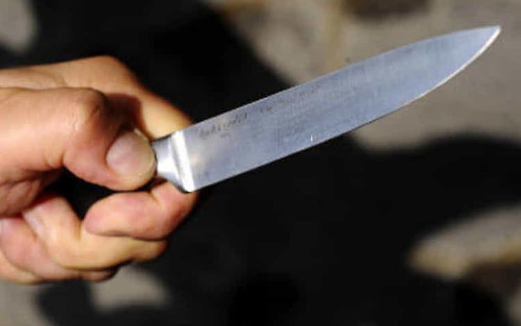 Litiga con la moglie, minaccia la donna e il figlio col coltello: denunciato