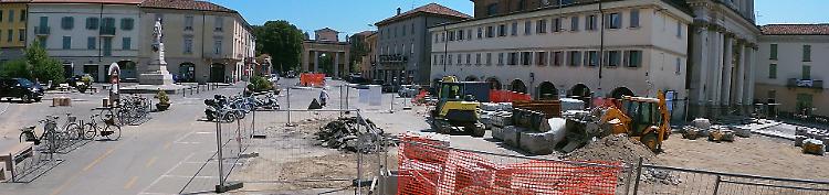 Piazza Garibaldi, i commercianti: 'Saldi rovinati dal cantiere'