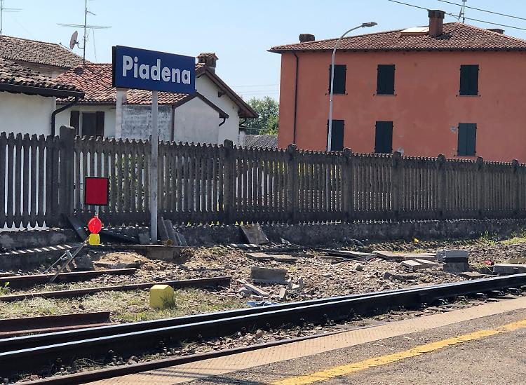 Rimosso il treno deragliato, ma 'rumori tutta la notte'