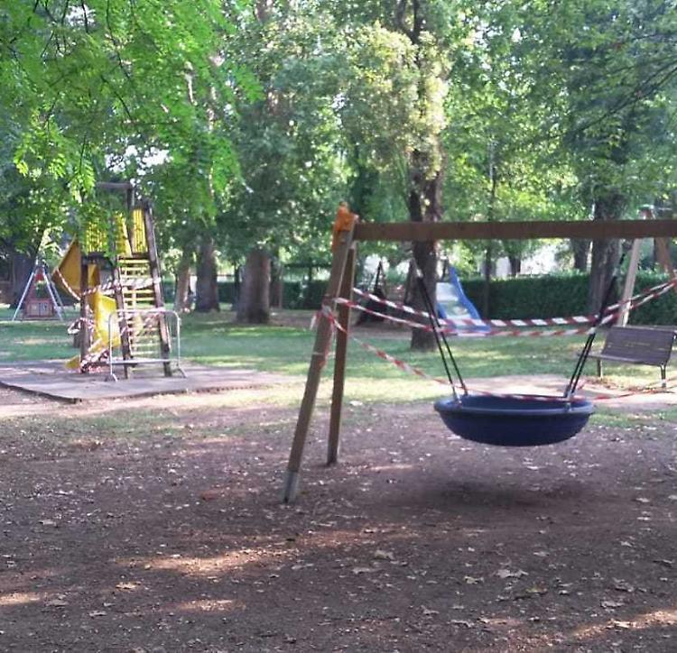 Campo di Marte,  altalena e scivolo inutilizzabili